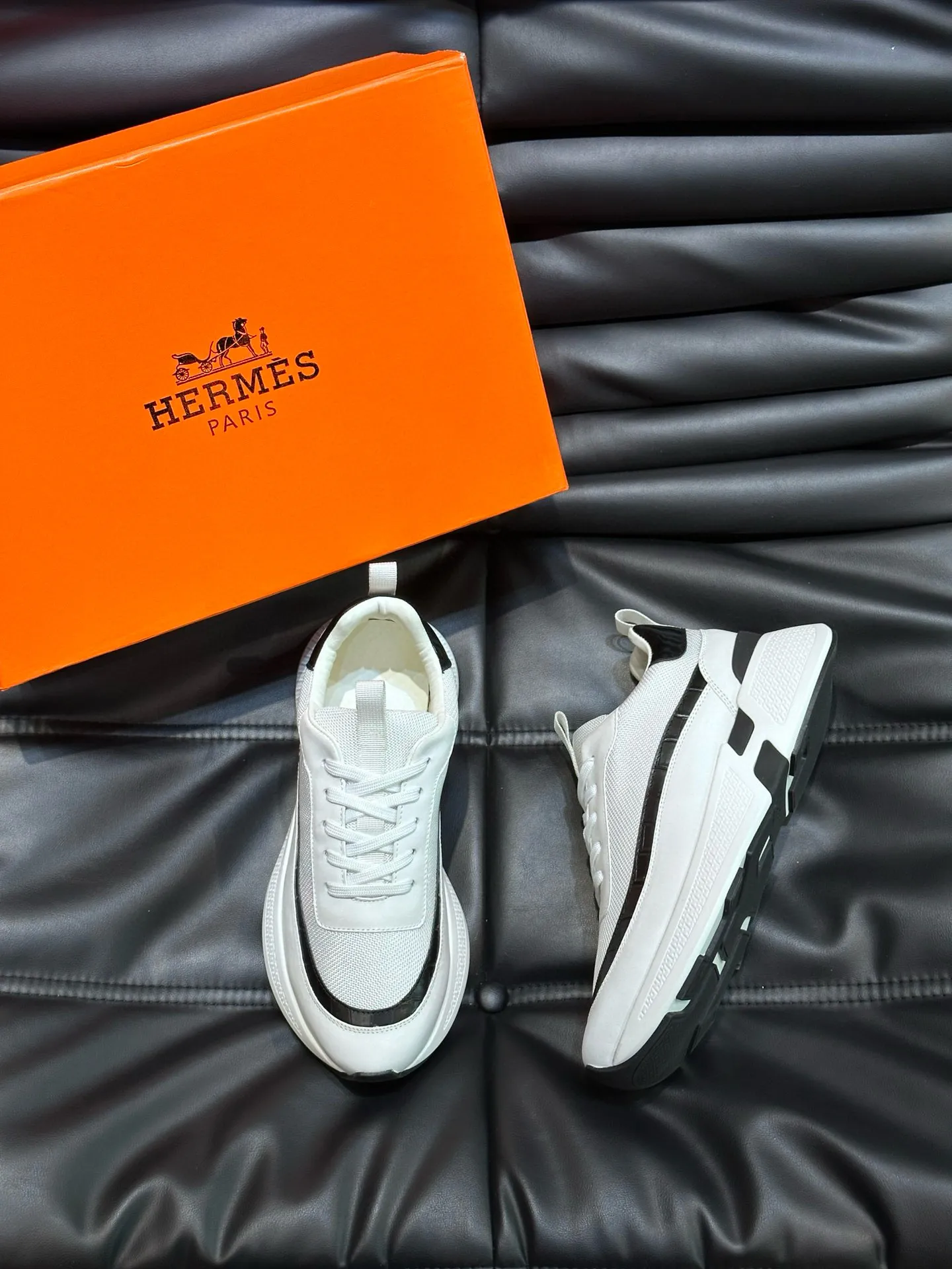 Factory price: 540💰HERMES/Hermes Hugo thick-soled sneakers are casual men's shoes. These sneakers are made of imported first-layer cowhide leather and breathable mesh design. The contrasting color design creates a dynamic and modern shape. The front end of the toe is decorated with natural-color rubber inlays. The style is novel and fashionable. The texture is incomparable, with cowhide lining and cowhide foot pads, the upper foot is comfortable and breathable, and the rubber sole is decorated with geometric patterns and iconic "H" details. A very personal one! Size: 39-44 (customized at 38.45)